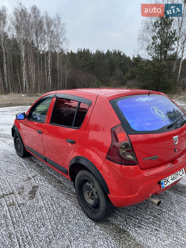 Хэтчбек Dacia Sandero 2011 в Сарнах