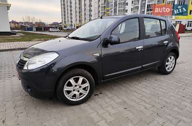 Хэтчбек Dacia Sandero 2010 в Полтаве