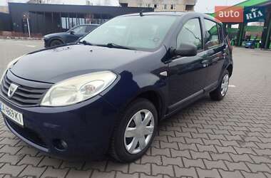Хэтчбек Dacia Sandero 2010 в 