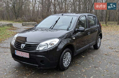 Хэтчбек Dacia Sandero 2009 в Умани