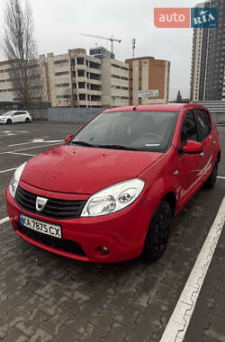 Хэтчбек Dacia Sandero 2010 в Киеве