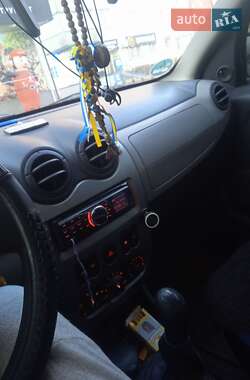 Хэтчбек Dacia Sandero 2009 в 