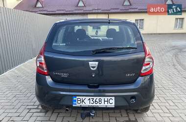 Хэтчбек Dacia Sandero 2009 в Остроге