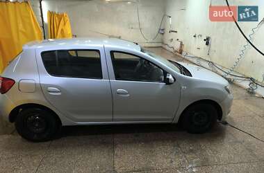 Хэтчбек Dacia Sandero 2014 в 