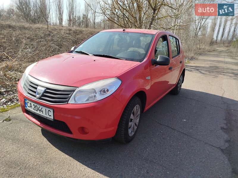 Хэтчбек Dacia Sandero 2010 в 