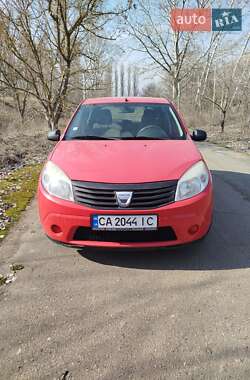 Хэтчбек Dacia Sandero 2010 в 