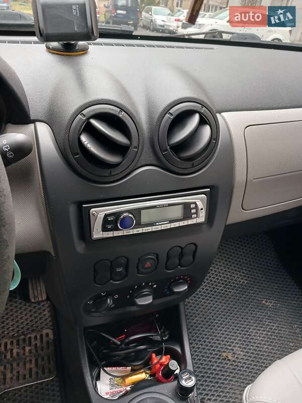 Хэтчбек Dacia Sandero 2009 в 