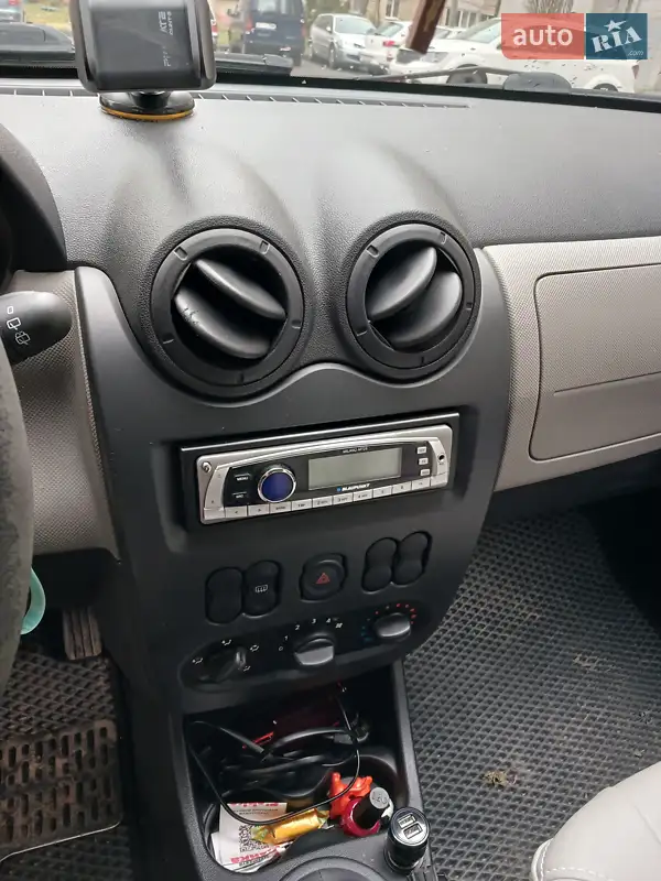 Хэтчбек Dacia Sandero 2009 в 
