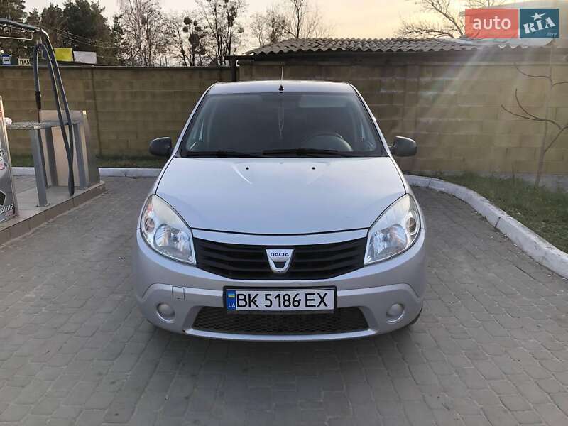 Хэтчбек Dacia Sandero 2008 в 