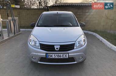Хэтчбек Dacia Sandero 2008 в 