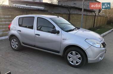 Хэтчбек Dacia Sandero 2008 в 