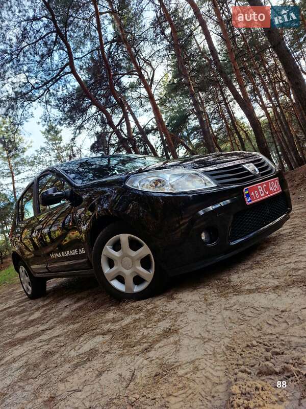 Хэтчбек Dacia Sandero 2011 в 