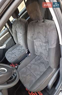 Хэтчбек Dacia Sandero 2011 в 