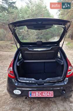 Хэтчбек Dacia Sandero 2011 в 