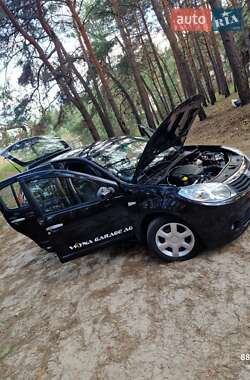 Хэтчбек Dacia Sandero 2011 в 