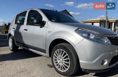 Хэтчбек Dacia Sandero 2008 в 