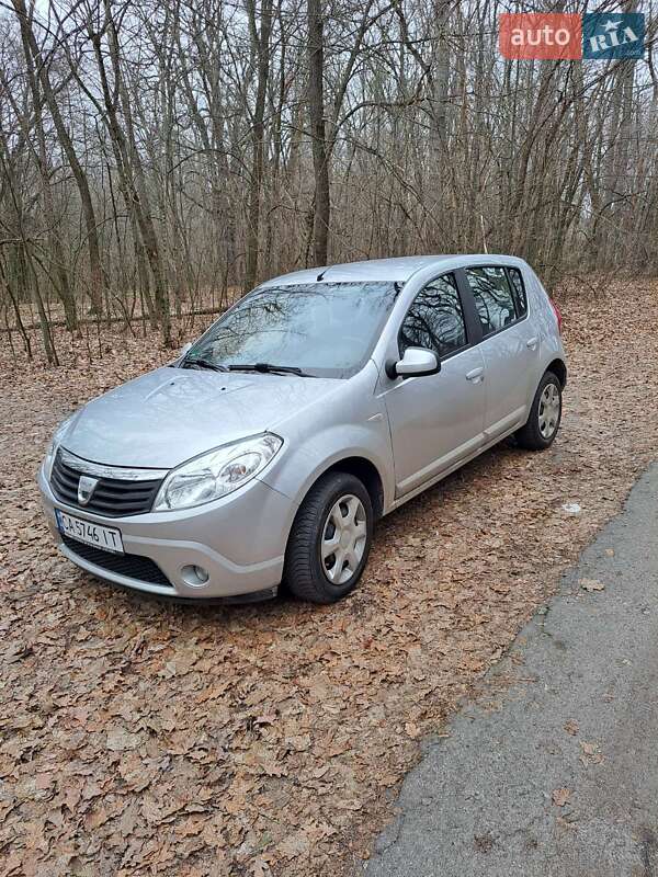 Хэтчбек Dacia Sandero 2009 в 