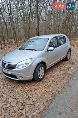 Хэтчбек Dacia Sandero 2009 в 