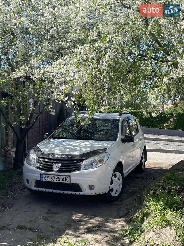 Хэтчбек Dacia Sandero 2010 в 