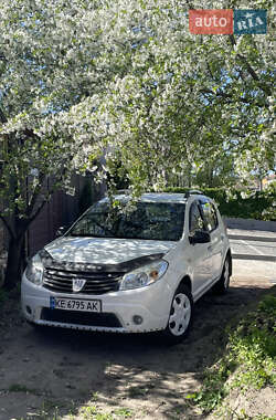 Хэтчбек Dacia Sandero 2010 в 