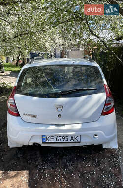 Хэтчбек Dacia Sandero 2010 в 
