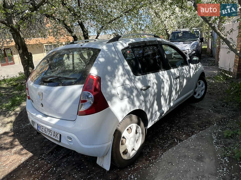 Хэтчбек Dacia Sandero 2010 в Днепре