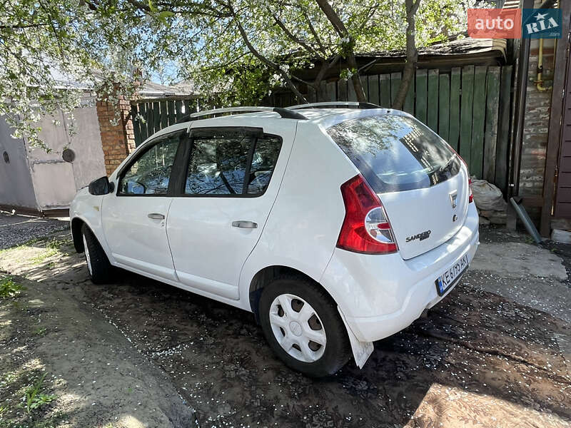 Хэтчбек Dacia Sandero 2010 в Днепре