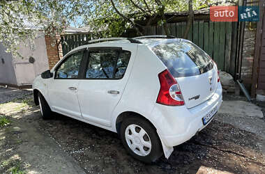 Хэтчбек Dacia Sandero 2010 в 
