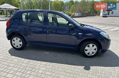 Хетчбек Dacia Sandero 2009 в 
