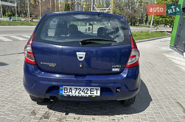 Хетчбек Dacia Sandero 2009 в 