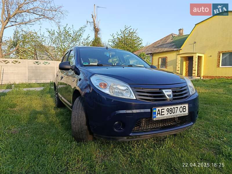 Хэтчбек Dacia Sandero 2010 в 