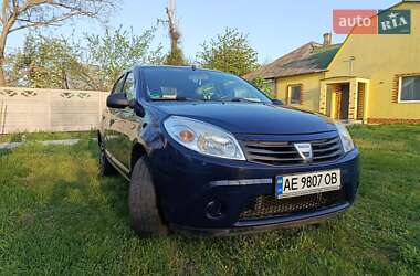 Хэтчбек Dacia Sandero 2010 в 
