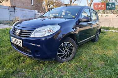 Хэтчбек Dacia Sandero 2010 в 