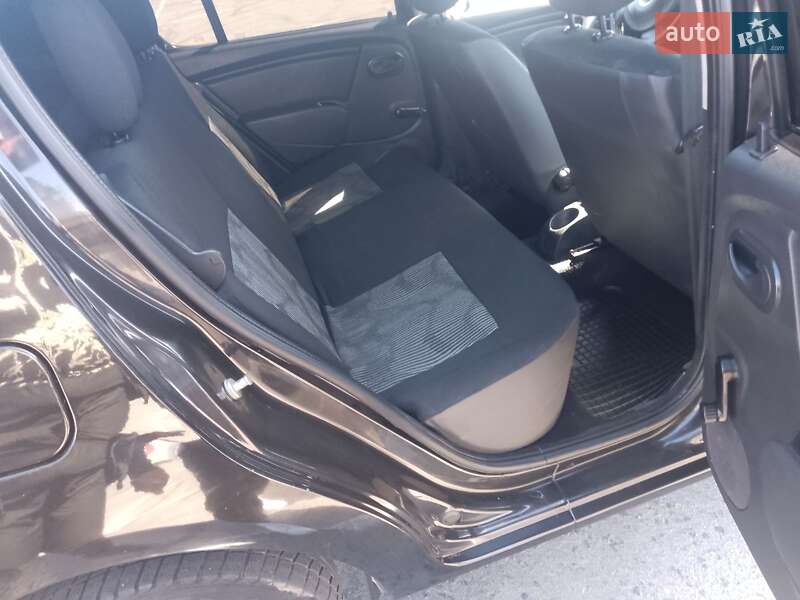 Хэтчбек Dacia Sandero 2009 в Остроге фото 12 Хэтчбек Dacia Sandero 2009 в Остроге