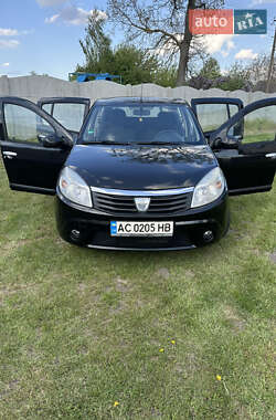 Хетчбек Dacia Sandero 2009 в 