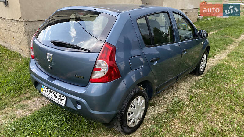 Хэтчбек Dacia Sandero 2008 в Берегово