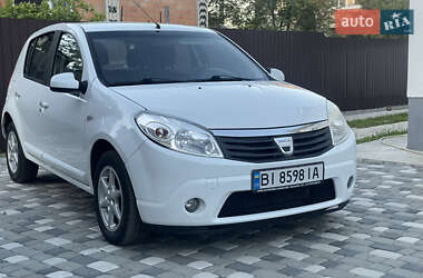 Хэтчбек Dacia Sandero 2009 в 