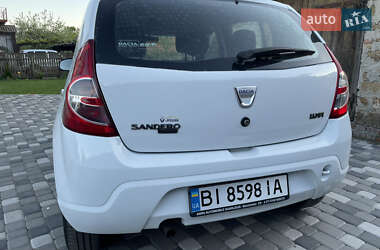 Хэтчбек Dacia Sandero 2009 в 