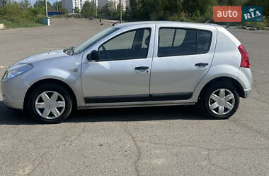 Хетчбек Dacia Sandero 2010 в 