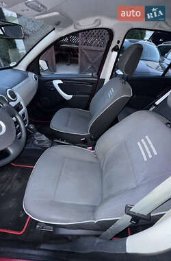 Хетчбек Dacia Sandero 2012 в 