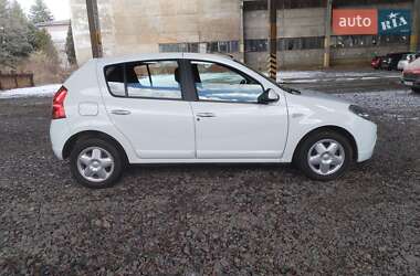 Хэтчбек Dacia Sandero 2008 в 