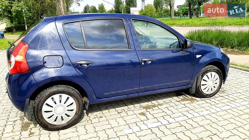 Хэтчбек Dacia Sandero 2012 в 