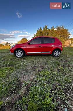 Хетчбек Dacia Sandero 2010 в 