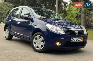 Хэтчбек Dacia Sandero 2010 в Умани