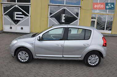 Хэтчбек Dacia Sandero 2010 в 