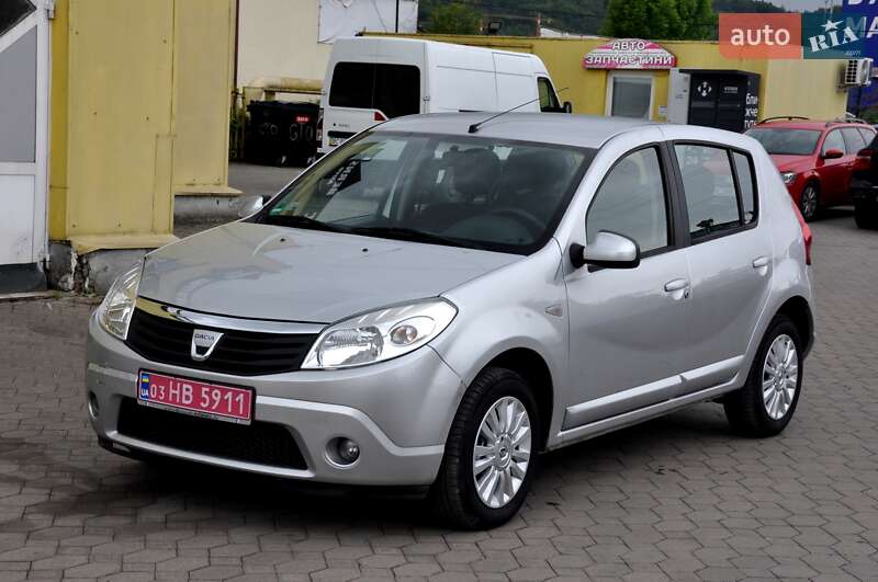 Хэтчбек Dacia Sandero 2010 в 