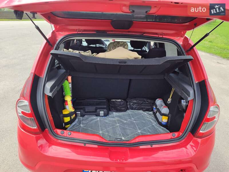 Хэтчбек Dacia Sandero 2009 в Ичне