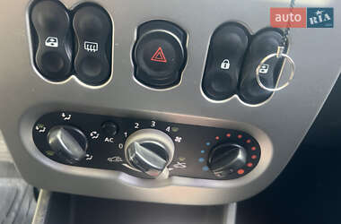 Хетчбек Dacia Sandero 2009 в 