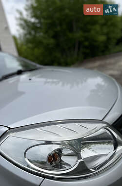 Хэтчбек Dacia Sandero 2009 в 