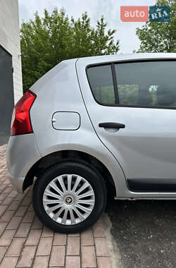 Хэтчбек Dacia Sandero 2009 в 